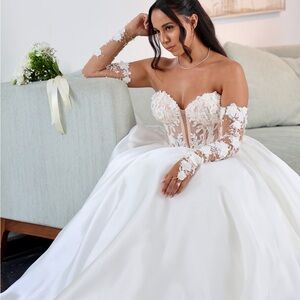 Exquisite Strapless Lace Wedding Gown